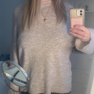 Beige stickad tröja med lång ärm - Mysig beige stickad tröja med lång ärm och rund hals. Använda inte och därför säljs. Tröjan är från Lager 157 och är i storlek S. 