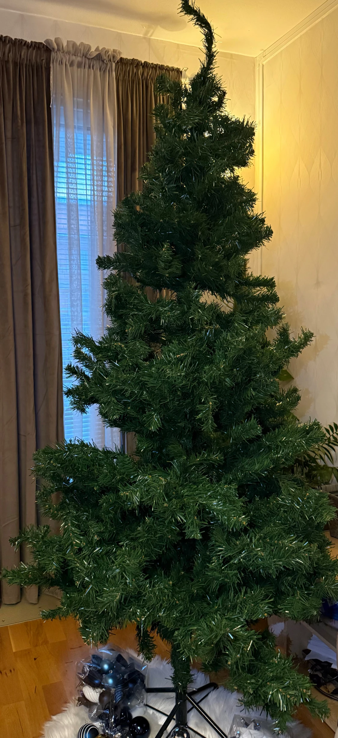 Julgran  med julgranskulor - 2