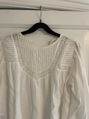 Vit blus - Superfin vit blus från Mango som går att ha åt båda hållen!  Kontakta mig gärna för fler bilder! 🤍