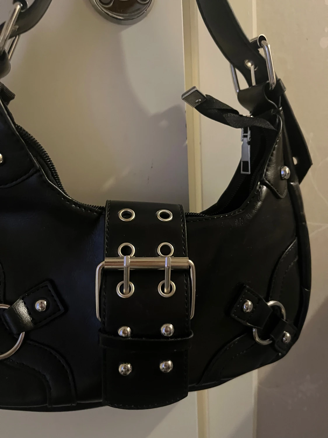 Svart axelväska med stora metalldetaljer - 3