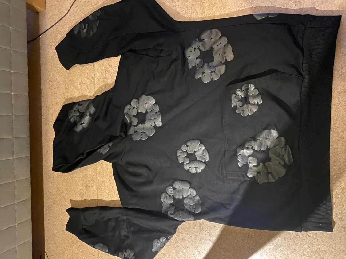 Svart hoodie från Denim Tears med grått mönster