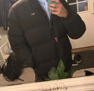 Tommy hilfiger jacka - En varm vinterjacka i mycket bra skick endast använd en vinter utan skador. Jackan är i storlek L men skulle säg att den är lite mer åt M hållet, pris kan diskuteras 