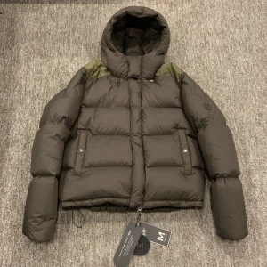 Monel dam vinterjacka  - Tja säljer nu denna fina vinterjacka från monel i nyskick med prislapp och tags kvar på, strl s/m. Unisex, köpt för 4999kr. Säljer den billigt då jag vill bli av med den! Bara att fråga vid eventuella funderingar mvh 