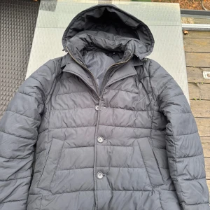 Mörkblå pufferjacka från John Henric - Tja säljer en fet jacka från John Henric. Går att ta av innerjackan också så man bara har knapp jacka. Går även bara ta av luva också. Jäkligt varm jacka dessutom. Hör av vid frågor👨‍❤️‍💋‍👨