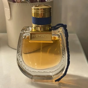 Chloé Nomade Eau de Parfum 50ml - Nomade Eau de Parfum från Chloé, 50 ml🤩 köpt för 1445kr och endast använd få gånger🙌