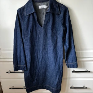 Jeans Klänning - En super fin, super trendig jeans klänning från &otherStories. Aldrig använd, köpte den och den har mest bara legat… hel och ren, samt trogen till sin storlek. 