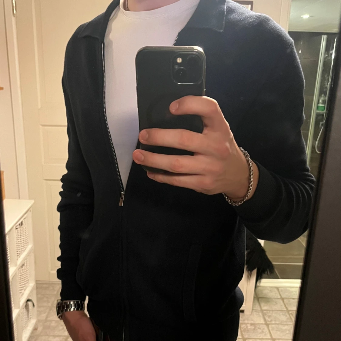 Marin blå stickad kofta från Dressmann