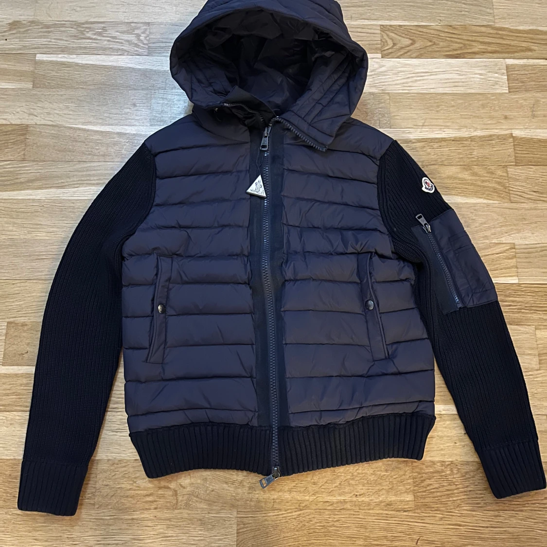 Mörkblå cardigan från Moncler