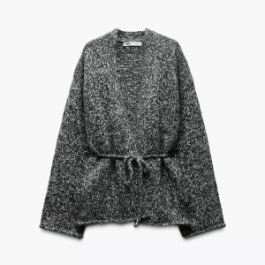 Grå kofta från Zara - Säljer en mysig grå kofta från Zara med knytband i midjan. Koftan har en melerad design och långa ärmar, perfekt för kyliga dagar. Den är öppen framtill och ger en avslappnad look. Tröjan är i storlek S och använd fåtal gånger. Priset kan diskuteras! 💗