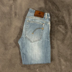 Blå dondup jeans - Säljer dessa riktigt feta dondup jeans i storlek w29 L32. Jeansen är i väldigt bra skick, knappt använda! Riktigt feta slitningar. Bara att höra av sig vid frågor eller funderingar. Slim fit!