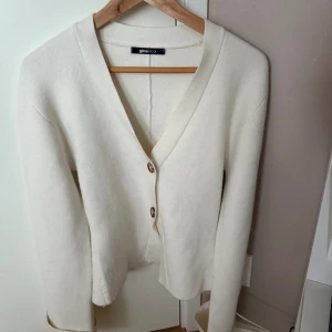 Vit kofta med knappar från Gina Tricot - Använd fåtal gånger 💓