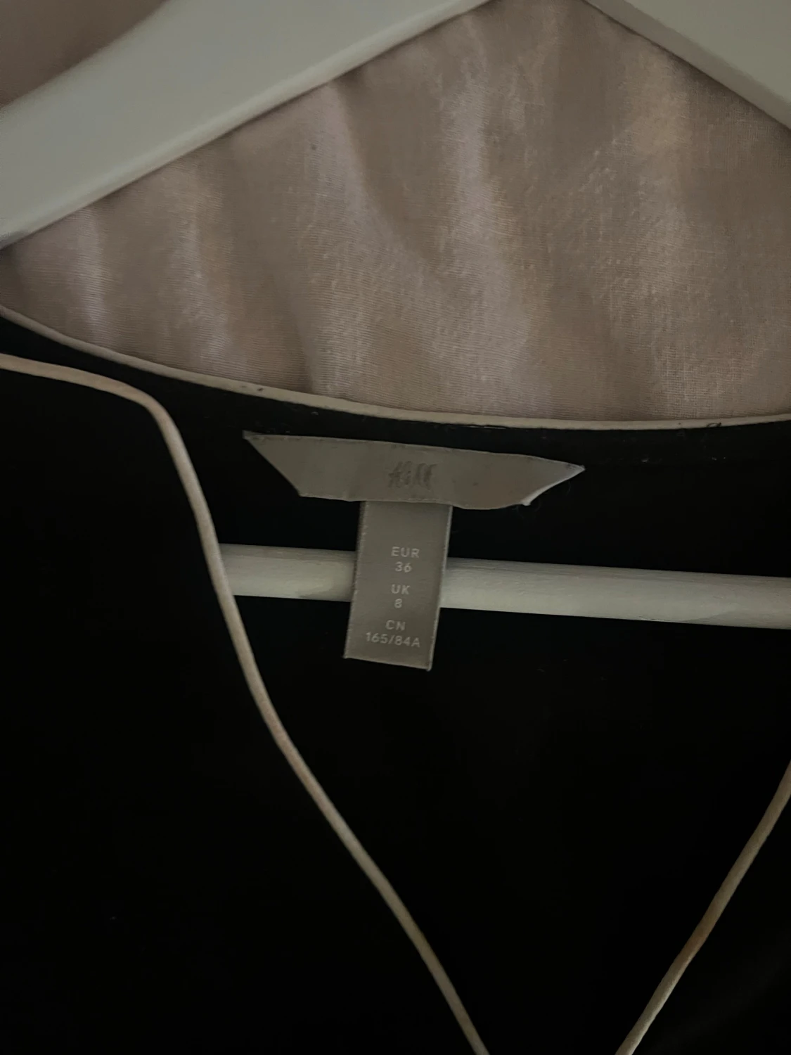 Svart blus med vit kant från H&M - 1