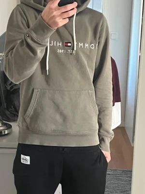Tommy hilfigher hoodie - Skriv vid minsta fundering. Jag är 171