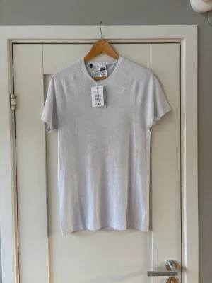 Gymshark tshirt - Helt ny snygg gymshark tränings tshirt, köpt i London för 600kr. Storlek M