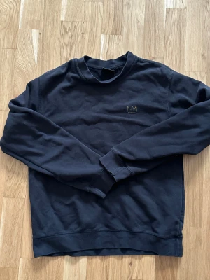 Hov1 sweatshirt  - Hov1 sweatshirt med broderad krona på bröstet. Tröjan har rund hals, långa ärmar och ribbade muddar vid ärmslut och nederkant. Mjuk insida och stilren design som funkar till jeans eller cargo. Perfekt för dig som gillar enkel streetstyle.