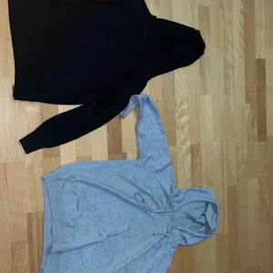 Svart och grå hoodie med huva - Två stilrena hoodies, en i svart och en i ljusgrått. Båda har huva med snörning och långa ärmar. Perfekta för en chill look och passar till det mesta. Mjukt material, troligtvis bomull eller bomullsblandning. Säljes tillsammans. OBS storlek XS men väldigt liten i storleken. Ej använda, säljer båda två för 200 enskilt 100 pris kan diskuteras.