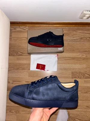 Mörkblå Christian Louboutin  - Säljer ett par helt nya skor som aldrig har använts. Inga skador, inga märken – i perfekt skick direkt från lådan. Passar dig som vill ha ett fräscht par utan att betala fullpris.