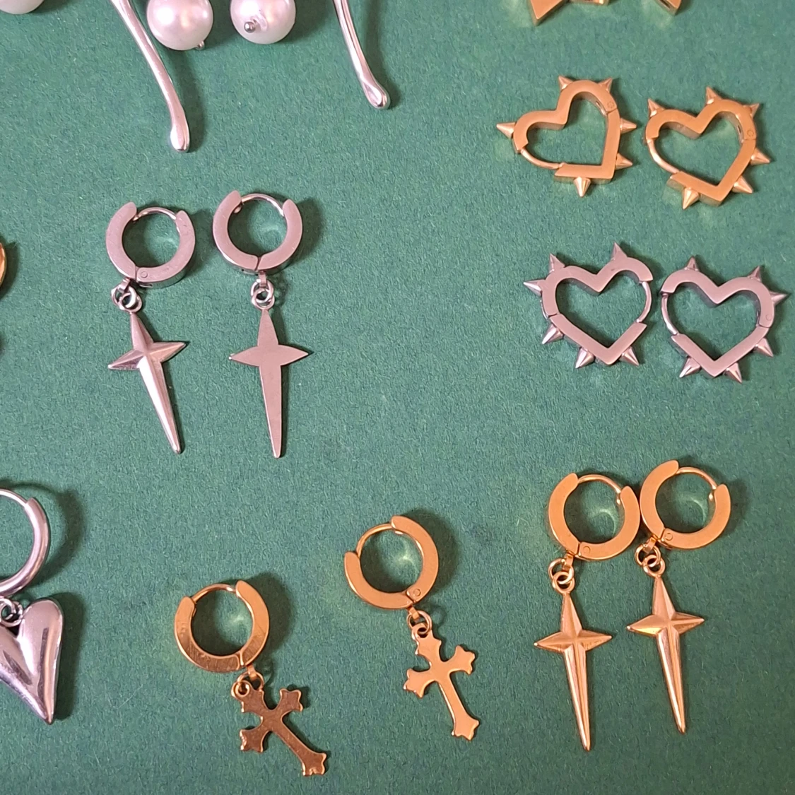 Mixade örhängen med hjärtan och kors - 1