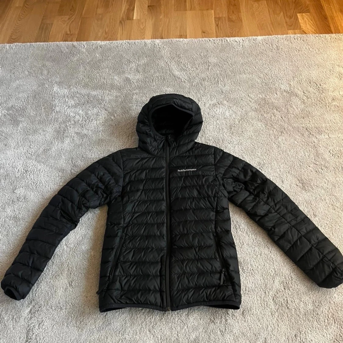 Svart dunjacka Peak Performance XS
