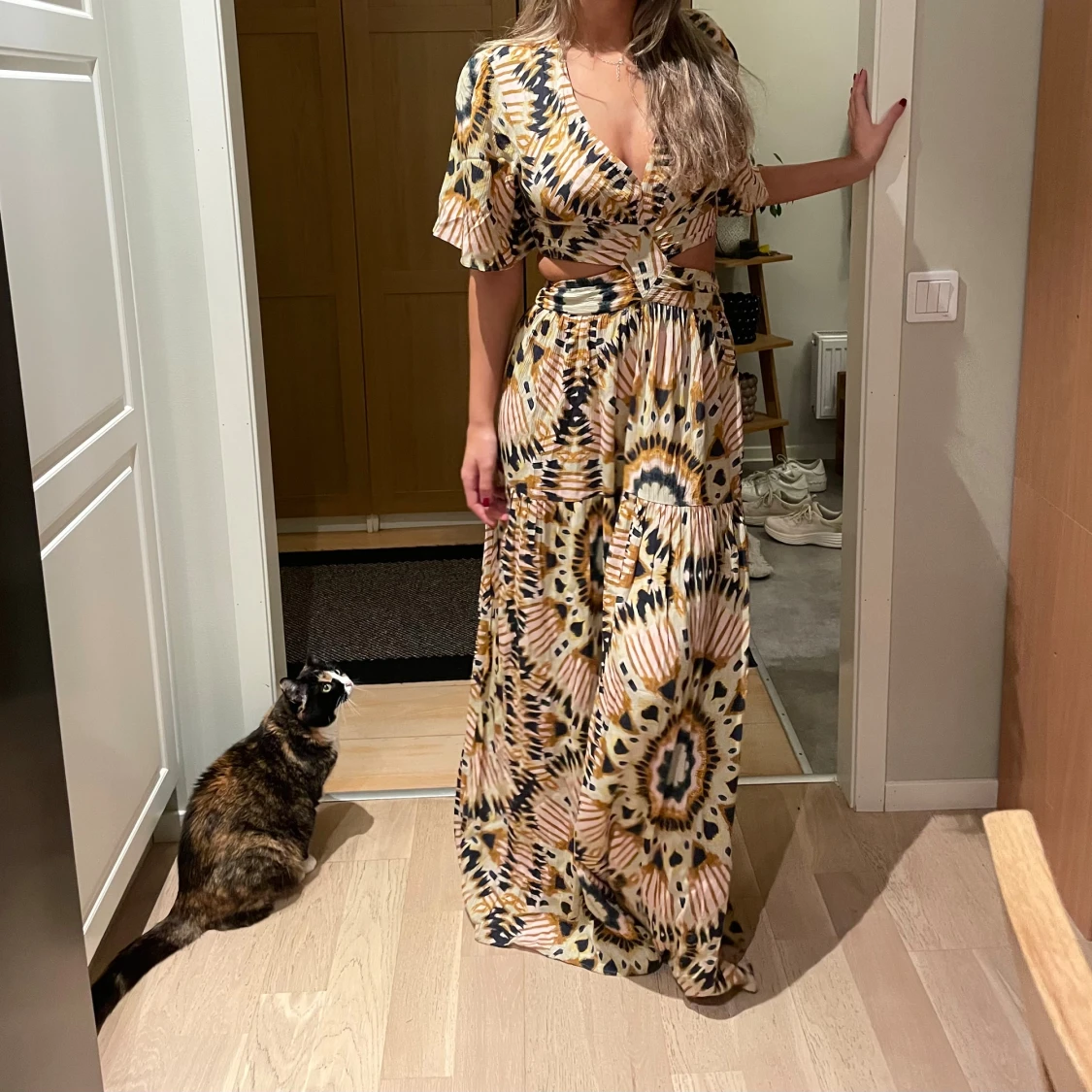 Mönstrad långklänning med cut-outs - 4