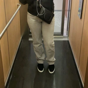 Ljusgrå raka jeans - Säljer ett par ljusgrå jeans med rak passform och klassiska fickor både fram och bak. Perfekta för dig som gillar stilrena byxor. Pris kan diskuteras.