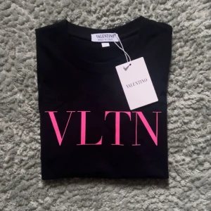 Valentino Garavani T-Shirt - Svart/Rosa Valentino T-Shirt, nyskick. 100% bomull.