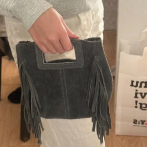 Majeväska - En Maje liknande väska ifrån Spaninen. Köpt för 80€, men inget speciellt märke. En guldkedja tillkommer, som är avtagbar. Endast använd en gång och i nyskick🩷