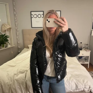 Calvin Klein jacka  - Säljer min nästan helt nya Calvin Klein jacka från förra vinter. Jackan är i mycket bra skick och är i st 16 vilket motsvarar S (men passar även xs). Ordinarie pris är 2000. Skriv om du vill ha mer bilder❤️