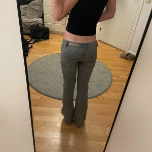 Grå bootcut lowwaist jeans  - Omsydda till lowwaist, storlek 146 passar mig som är cirka 160💕 Kolla sista bilden för en bättre bild av färgen