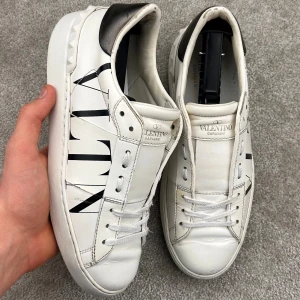 Valentino open VLTN - Valentino open VLTN | Skick 8/10 | Strl 37 | Pris 1499 kr | Tillbehör: Inget | Hör av dig om du undrar något!