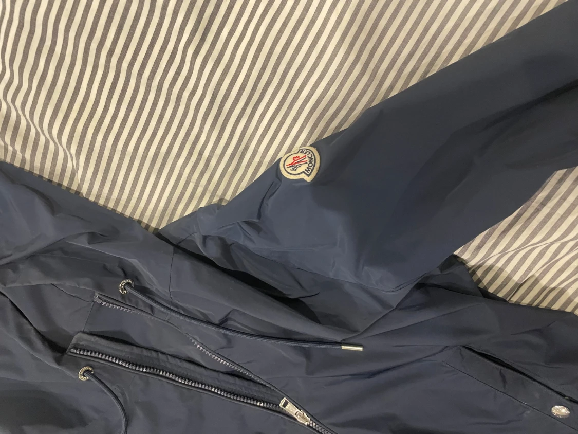 Blå vindjacka från Moncler med huva - 1