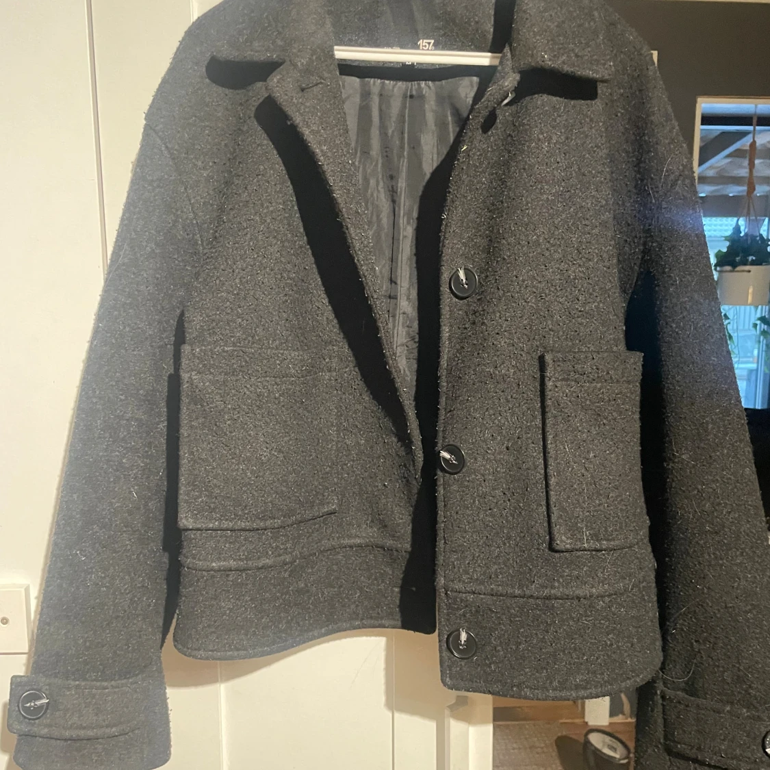 Mörkgrå ulljacka med stora fickor