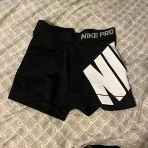 Nike Pro svarta träningsshorts - Svarta nike pro shorts. Dem är i storlek xs, använda fåtal gånger. Liten defekt på vita Nike texten (se sista bild) men inget man tänker på.