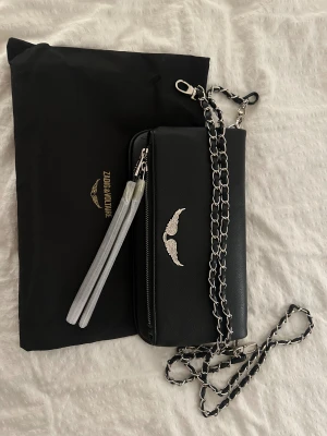 Svart axelväska Zadig & Voltaire - Svart axelväska från Zadig & Voltaire i skinn med silverfärgad kedja och dragkedja. Har två kedjor i olika längder.