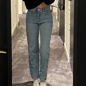 Gina tricot jeans - Säljer dessa jeans från Gina tricot! Jättebra skick, stl 32💕