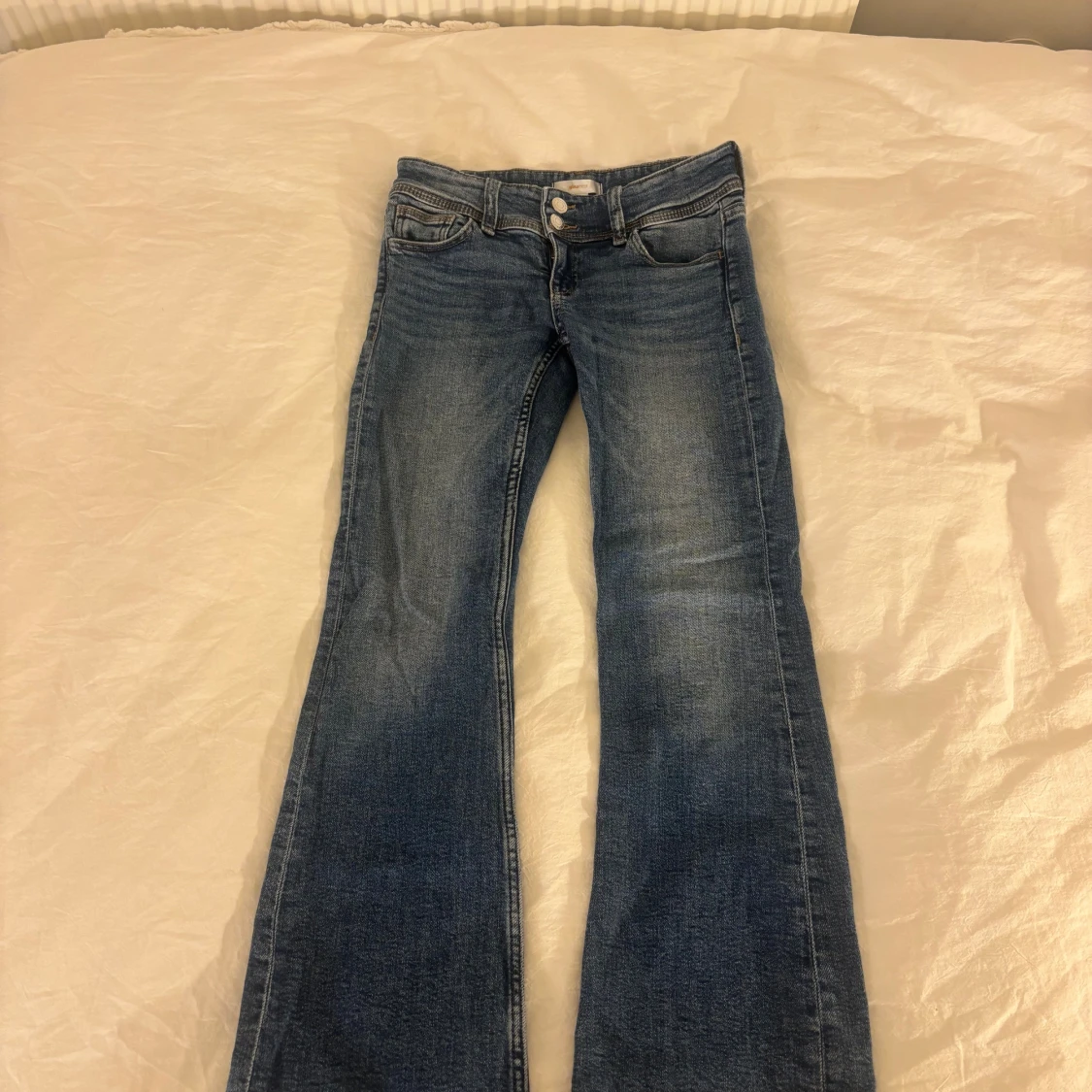 Blå bootcut jeans från Gina Tricot