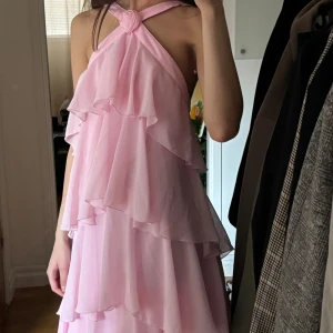 Ljusrosa volangklänning, vero moda - Vero moda klänning, rosa