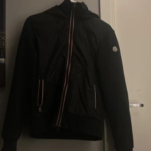 Svart vindjacka från Moncler med huva - Svart vindjacka från Moncler med huva . Jätte bra skick inga skador , ÄR LITEN I STORLEKEN, pris kan diskuteras 