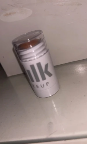 Milk Makeup bronzer stick Baked - Bronzer stick från Milk Makeup i färgen Baked. Kommer i en vit och transparent plastförpackning med grå text. Stick-format gör det enkelt att applicera och blenda. Perfekt för att ge ansiktet en varm, solkysst look med naturlig finish.