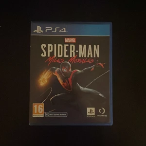 Spider-Man: Miles Morales (PS4) - Spider-Man: Miles Morales till PS4, actionfyllt äventyr med Marvels ikoniska hjälte. Omslaget och fodralet är i mycket gott skick, ingen synlig skada eller slitage. PEGI 16. PS5-uppgradering tillgänglig. Perfekt för fans av superhjältar och spännande spel.