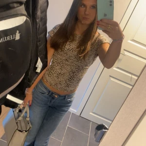 Blå jeans från Vero Moda - Säljer ett par klassiska blå jeans från Vero Moda. Low waist och bootcut.  Materialet är mjukt denim i bomull och färgen är mellanmörk/ljus blå. Perfekta till sneakers eller boots. Storlek är xs och längd 30. Men passar mig som oftast har S. Älskar dom, men sitter tyvärr inte bra på mig längre. Men fortfarande fint skick. Köpt för 500kr