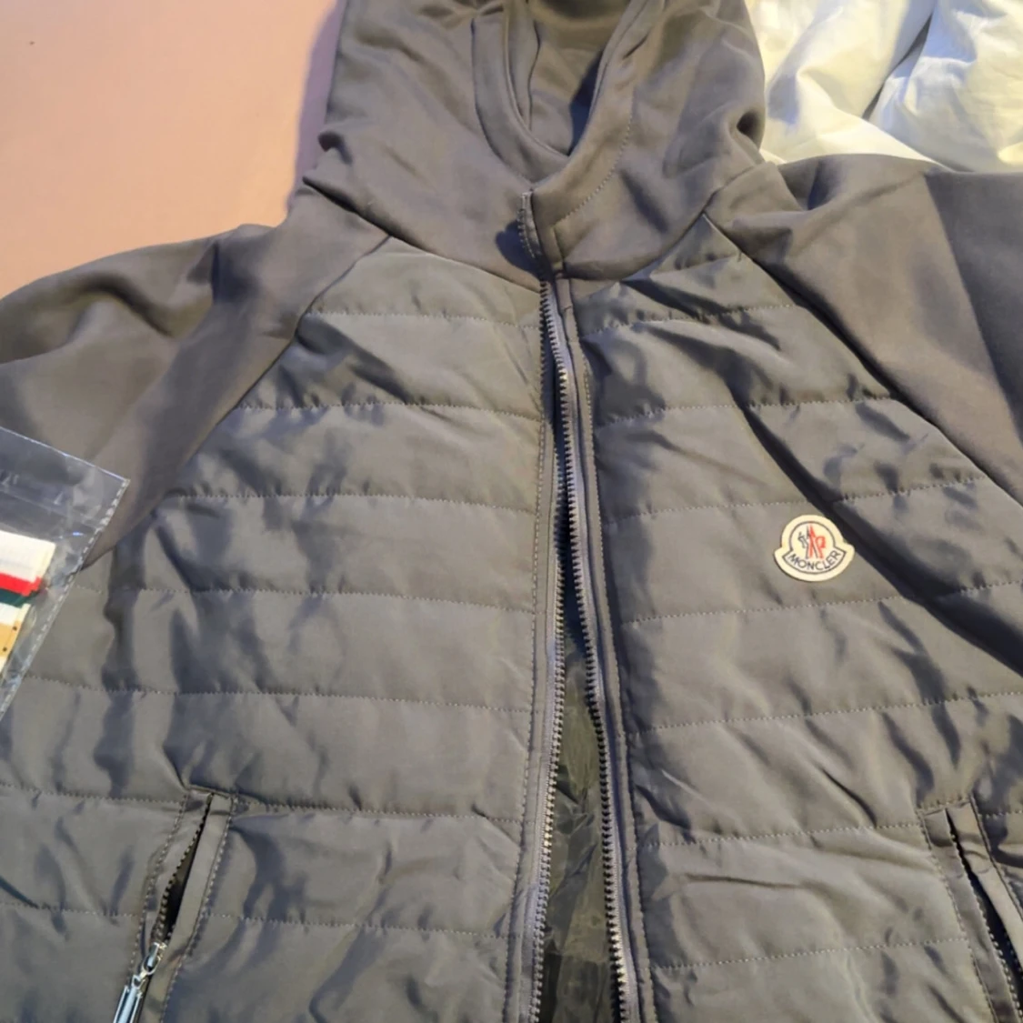 Grå quiltad jacka från Moncler