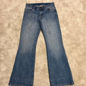 Blå bootcut jeans från Kaxs KappAhl - Sjukt snygga blå bootcut jeans från Kaxs by KappAhl. Dragkedjan åker ner lite lätt, skicket är använt men fortfarande bra, den tydligaste defekten är att den är lite sliten längst ner, men det är inget som jag har märkt. 