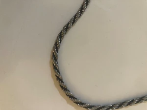 Silverfärgat snurrat halsband - Väl använt silverfärgat snurrat halsband, men har inga tecken på användning alls, så de funkar lika bra o använda flera gånger mer. Ungefär 50cm i längd. Passar bra för dig som vill sticka ut o skina lite extra!
