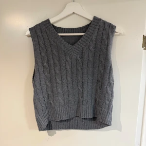 Stickad väst  - Superfin stickad väst i storlek S, knappt använd ✨