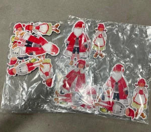 Julfigurer - Klippdockor 3 för 2 - Ett set med färgglada klippdockor i julmotiv, perfekt för pyssel och kreativt skapande. Figurerna föreställer tomtar och nissar i klassiska röda kläder. Passar dig som gillar DIY och vill skapa egna juldekorationer eller ge bort som present.