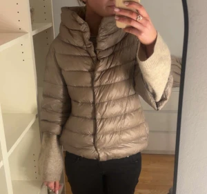 Beige Herno jacka - Skitsnygg jacka från herno! Passar str S-M💓🙏🏻Liten defekt på loggan inuti men inget som syns utåt ju! 