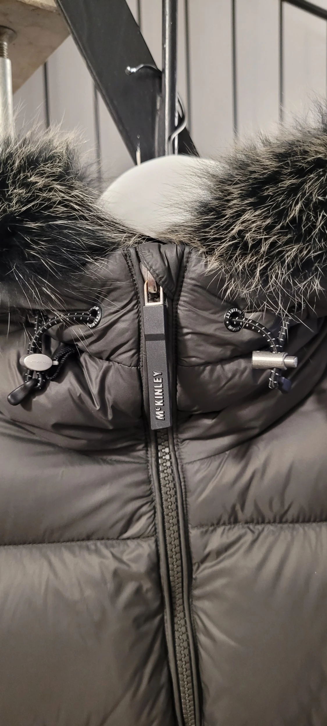 Mörkgrå pufferjacka med päls från McKinley - 1