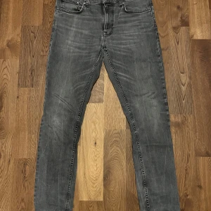 Grå jeans från Nudie Jeans, 33/32 - Snygga grå jeans från Nudie Jeans i storlek 33/32. 