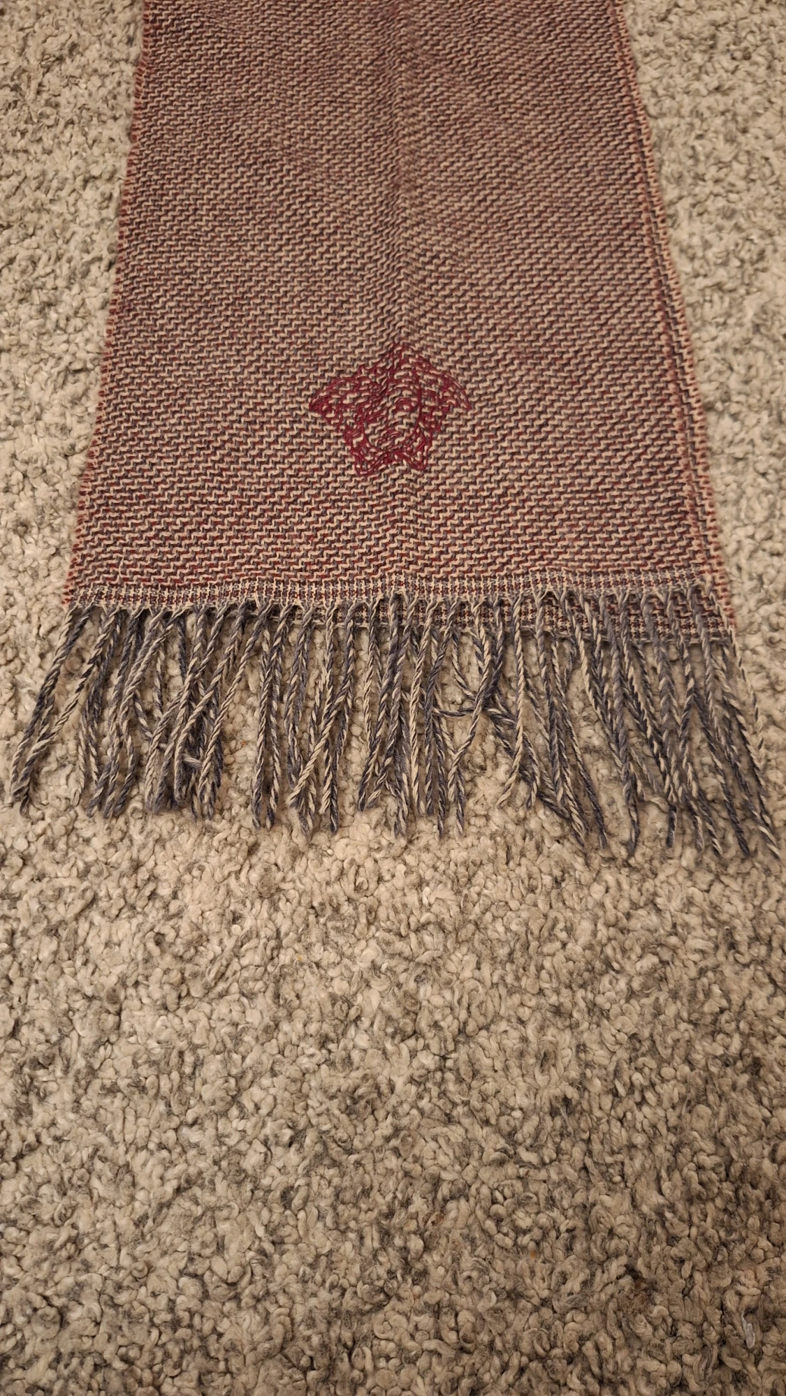 Vinröd halsduk från Versace med fransar - 3